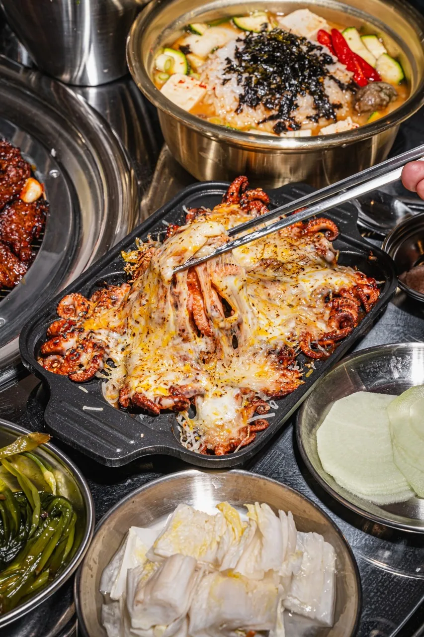 치즈를 올린 창녕마늘매운쭈꾸미 철판